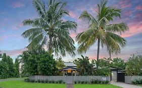 Sweet Creek Cottage, Palm Cove, 200M To Beach, Heated Pool, Pets